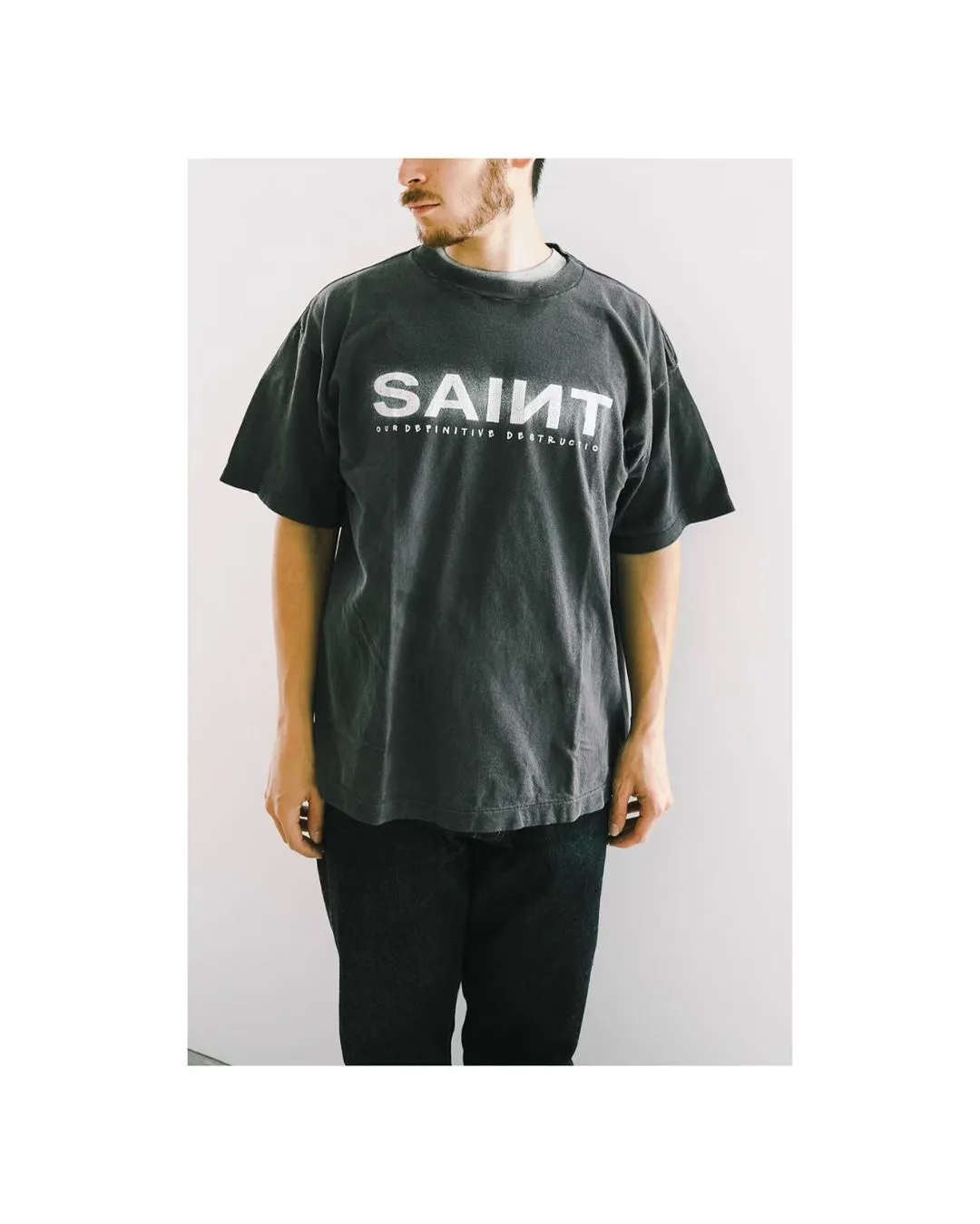 SAINT Mxxxxxx SEVEN DEADLY SS TEE/BLK Phantom SAINT Seven Deadly Sins Printed TEE Washed Black S-XL Look for cylindrical fabrics with no side seams. Don’t buy open width fabrics anymore. It’s boring. Assute garments are dyed. The whole piece is sprayed with Ma Liu. Then spray the heavy parts to fade. The collar and cuffs are frayed. Many hangings are frayed. Accessories are complete. Customized original consistent main mark/wash mark/little angel anti-counterfeiting mark.
